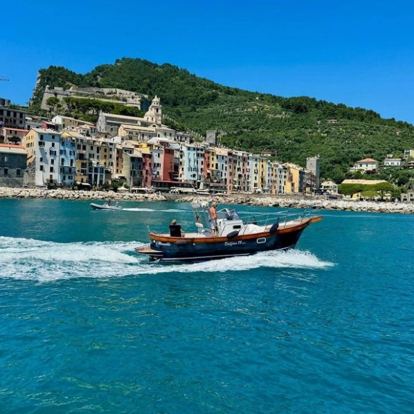 I neo-sposi in barca davanti a Portovenere (Foto Instagram Diletta Leotta)