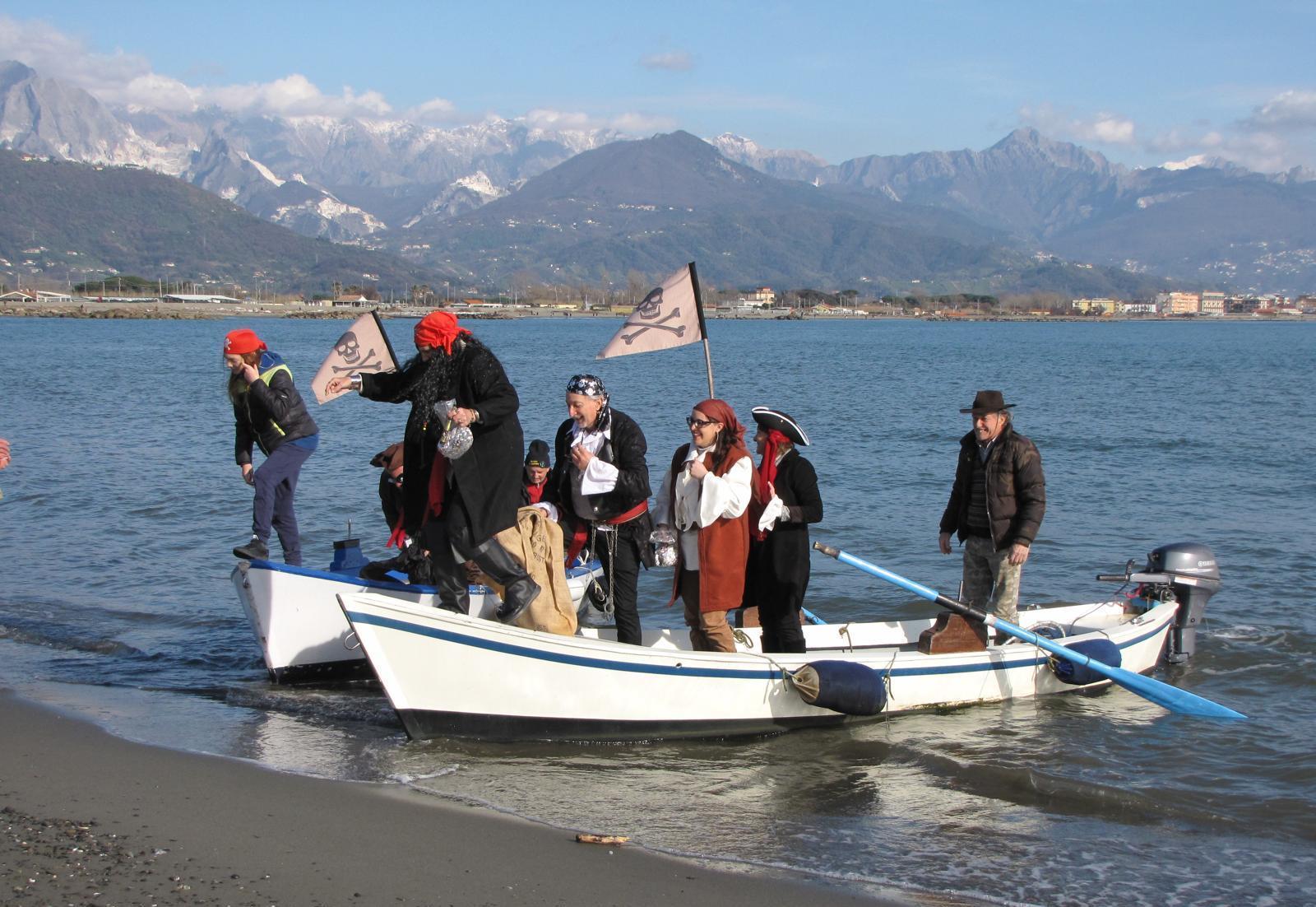 Coriandoli e allegria. Lo sbarco dei pirati per il Carnevale tra fiume e mare