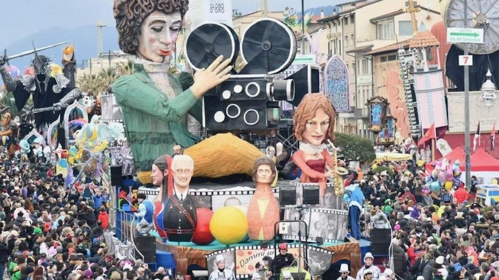 Il grande carro dedicato a Francesco Nuti al Carnevale di Viareggio