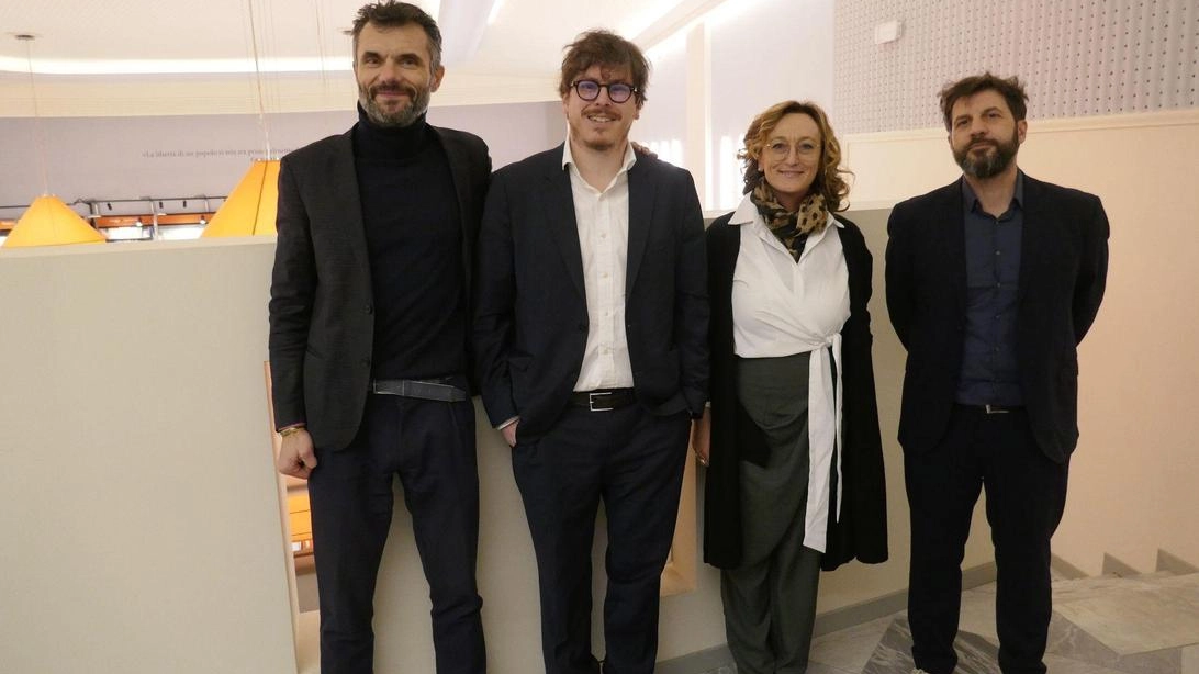 Sala gremita alla libreria Giunti in centro storico per la parlare di politica e di scenari internazionali. Il giornalista e...