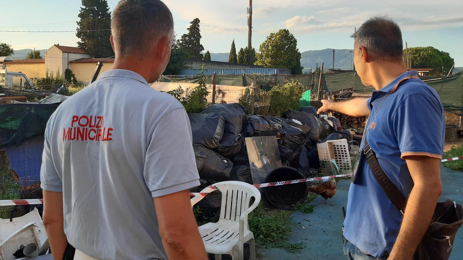 Casale, discarica illegale e droga nel magazzino. Sacchi neri in via Pollative