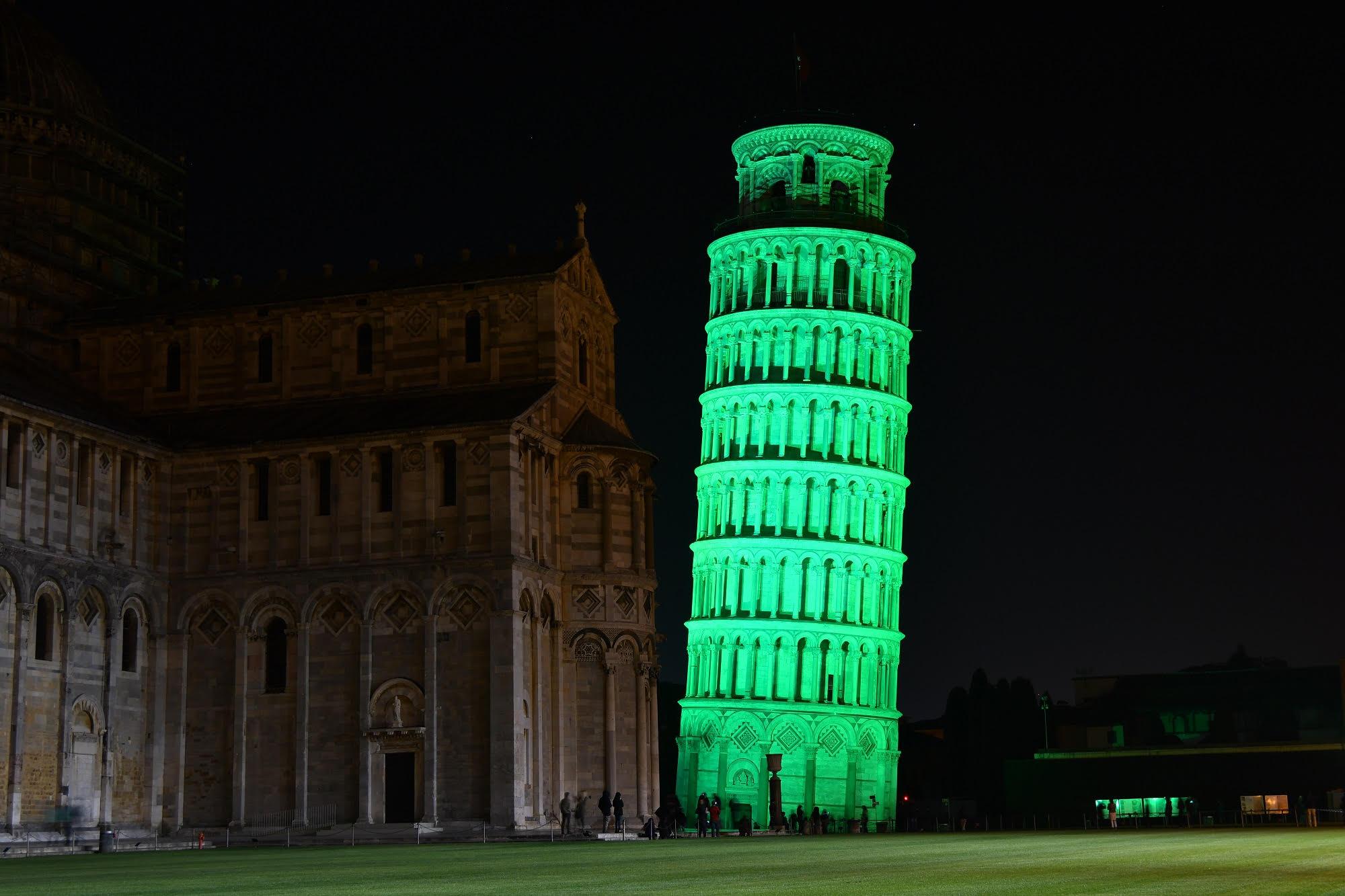 La Torre di Pisa e San Patrizio, unico monumento italiano a illuminarsi di verde