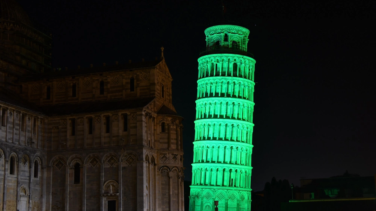 La Torre di Pisa tinta di verde per la notte di San Patrizio