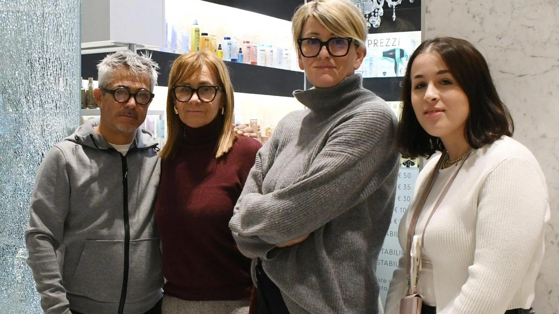 In alto da sinistra Alex Pezzica, Genni Isoppi, Laura Frediani e Sofia Lucchi. Accanto Laura Frediani. Di lato Alex Pezzica e Genni Isoppi davanti ai danni