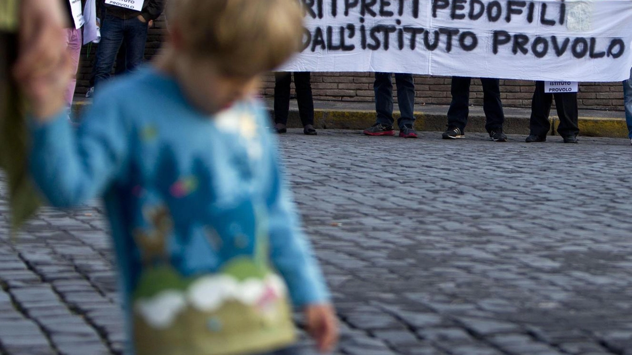 Una manifestazione contro gli abusi in chiesa (. foto Ansa