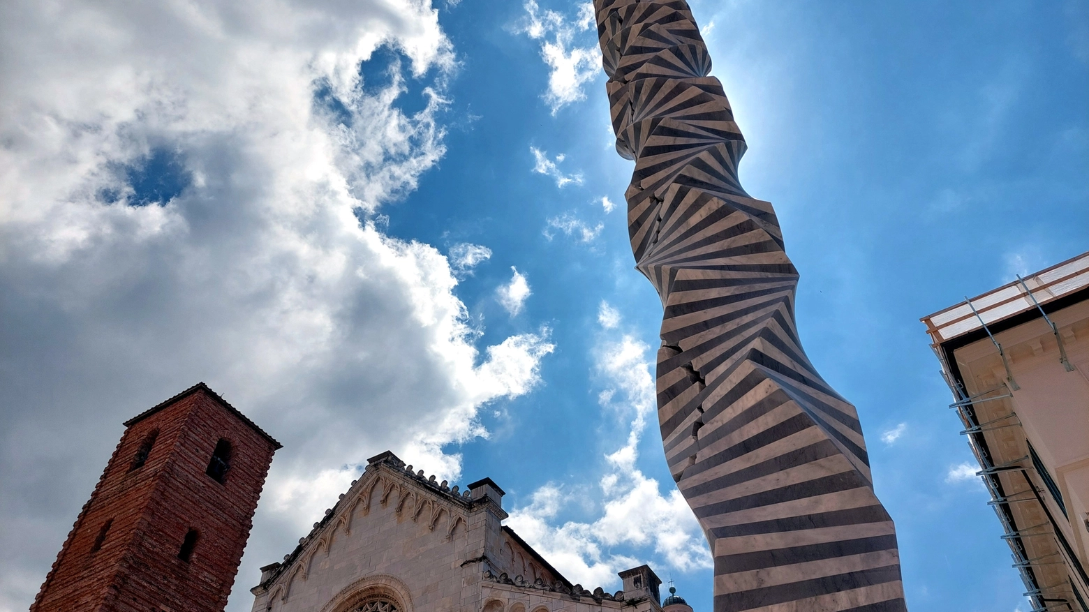 Colonna infinita in piazza Duomo a Pietrasanta