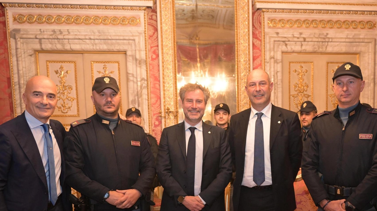 Gli agenti accompagnati dal questore e ricevuti ieri dal sindaco (foto Alcide)