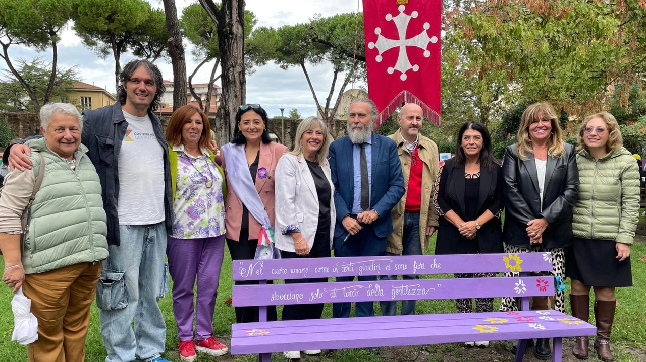 L’inaugurazione della panchina viola, nei giardinetti davanti alla casa circondariale Don Bosco di Pisa