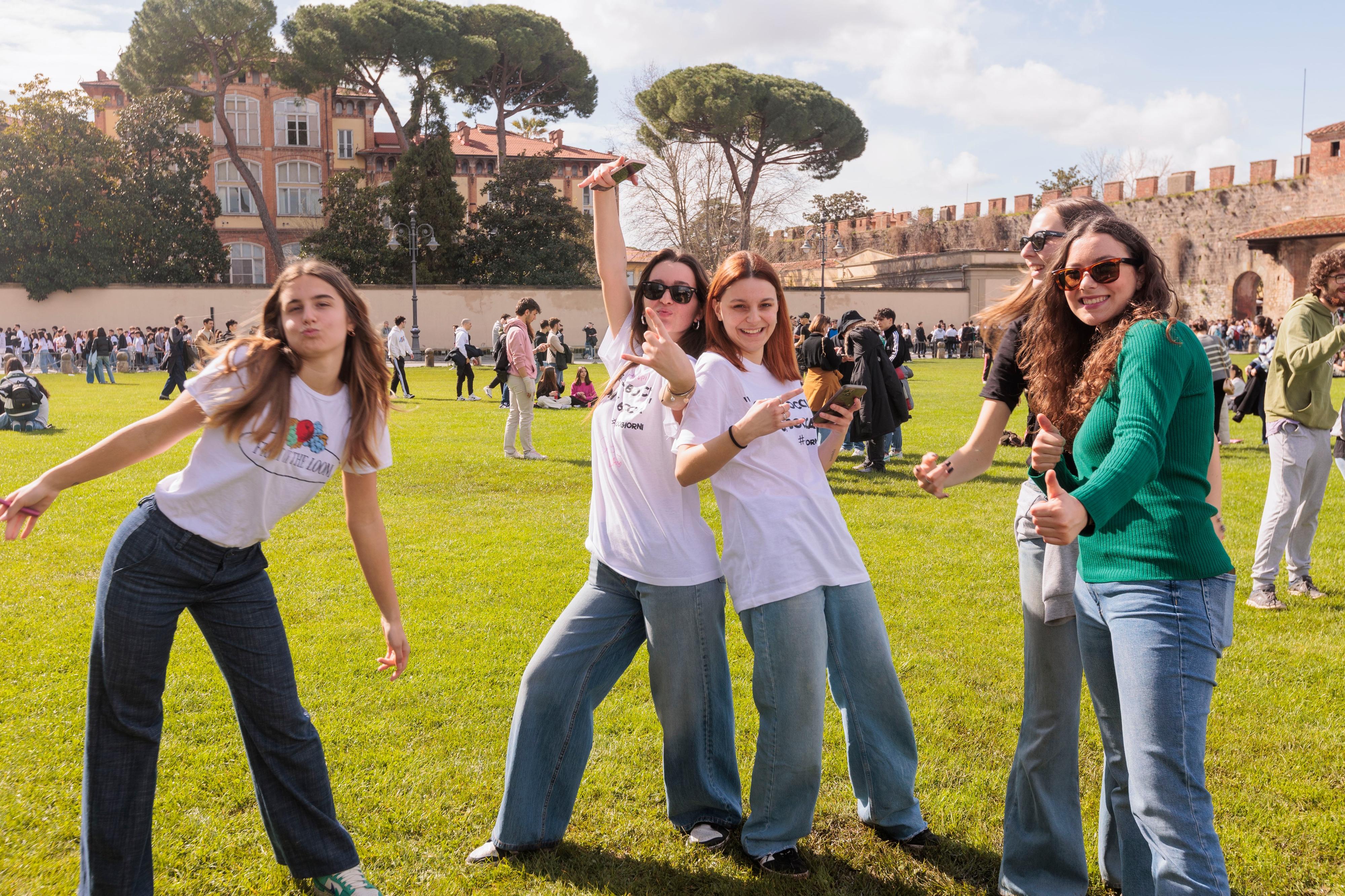 100 giorni alla Maturità, scatta il conto alla rovescia. In Toscana feste in spiaggia e riti scaramantici