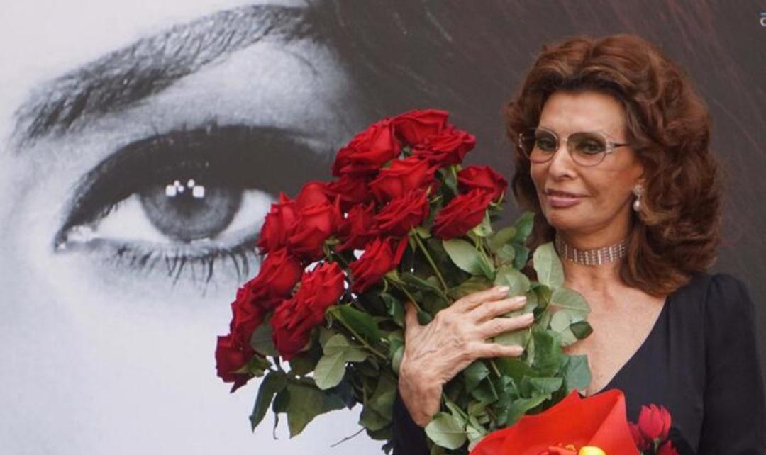 https://www.lanazione.it/image-service/view/acePublic/alias/contentid/NjM3MmNjYzUtOTc3MS00/0/sophia-loren-foto-ansa.jpeg