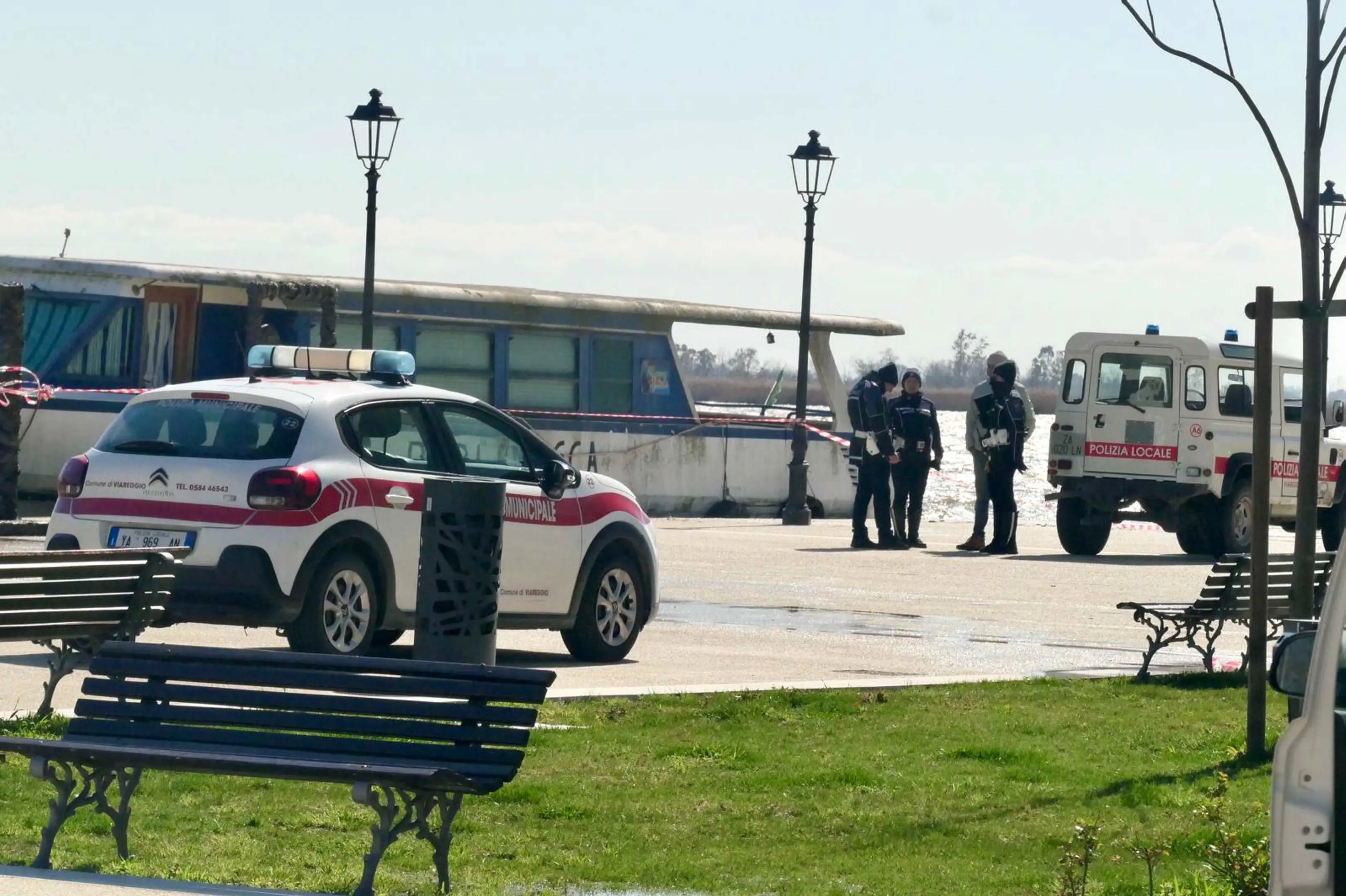 Torre del Lago, la motonave Burlamacca sbatte contro il Belvedere Puccini appena inaugurato e lo danneggia