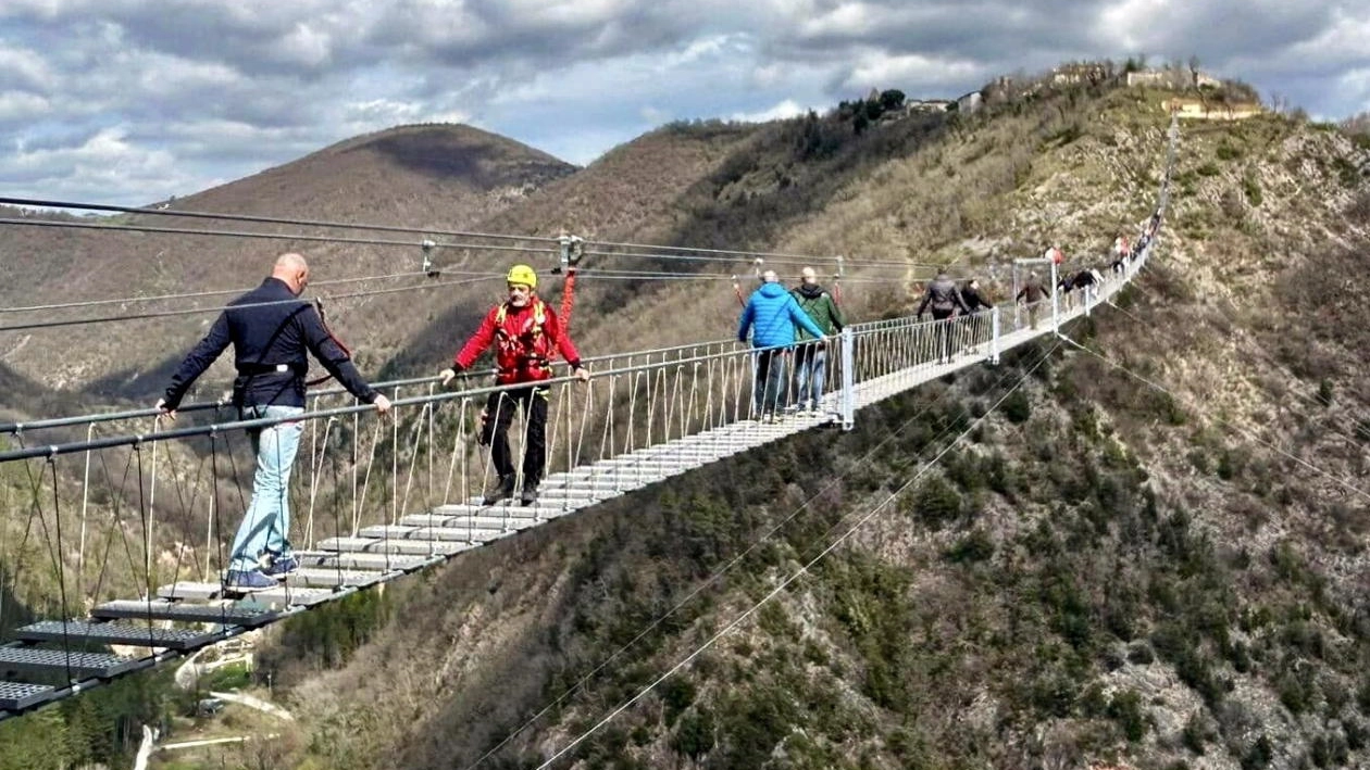 Il ponte sospeso di Sellano è una star: duemila ingressi nel weekend di Pasqua