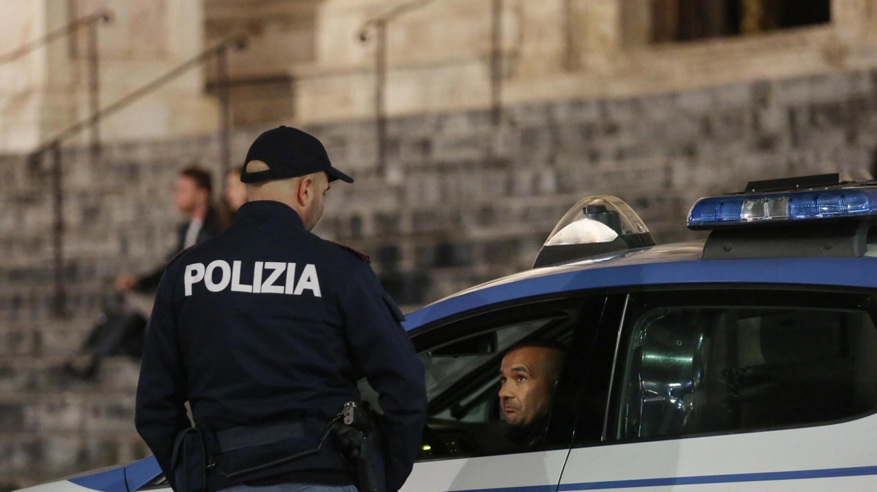 Un uomo marocchino di 25 anni è stato trovato ferito a Montecatini Terme, affermando di essere stato aggredito da connazionali. La polizia sta indagando sull'accaduto in una zona nota per scontri tra stranieri e traffico di droga.