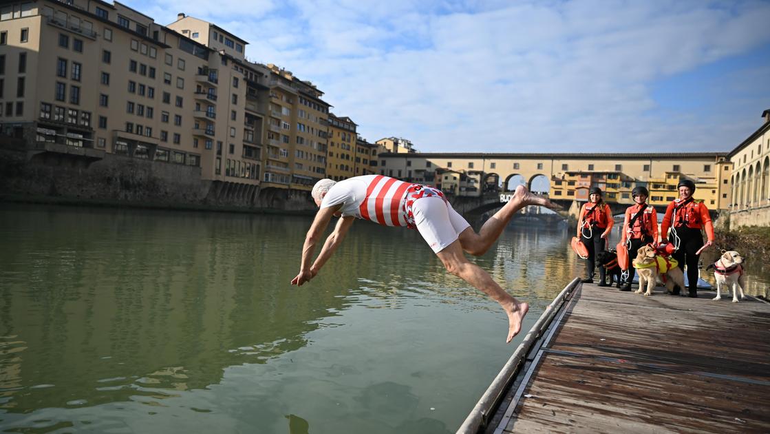 Il tuffo nell’Arno di Giani: “Forza Toscana, sia un magico 2025”