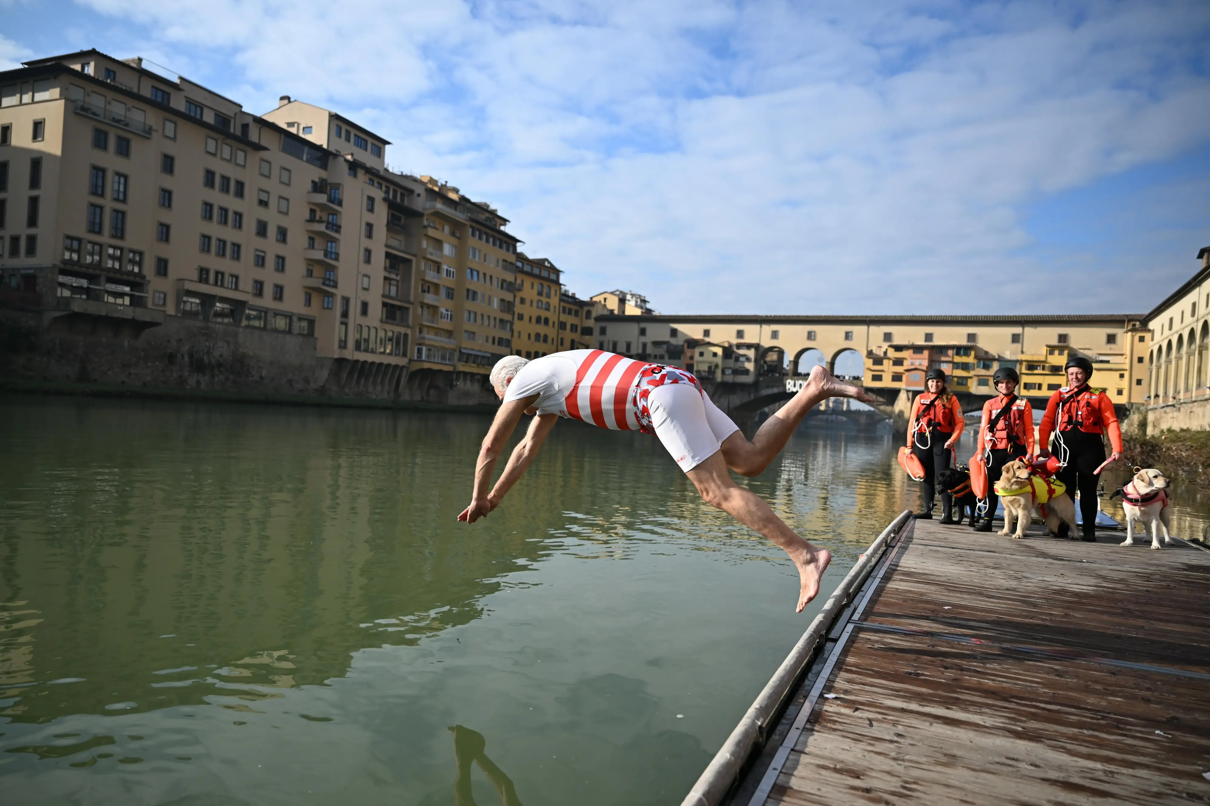 Il tuffo nell’Arno di Giani: “Forza Toscana, sia un magico 2025”