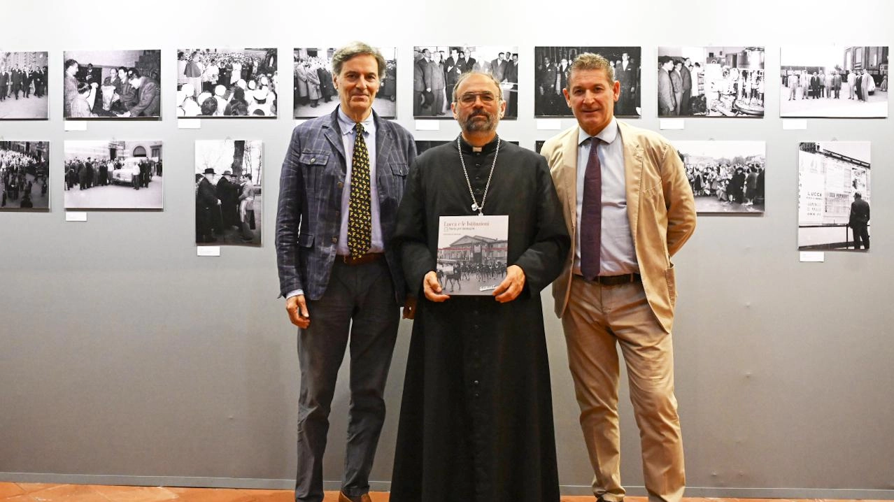 Il vescovo Giulietti in visita alla mostra di Foto Alcide “Lucca e le istituzioni“