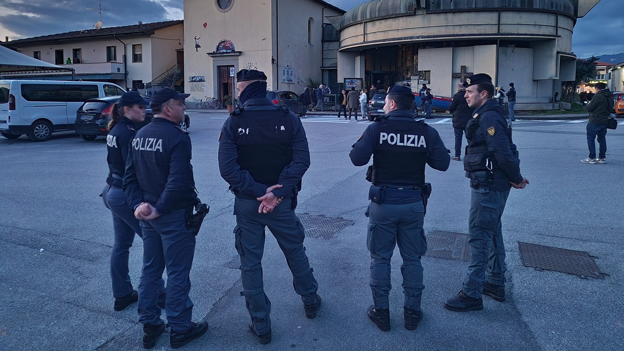 La polizia a Vicofaro (Acerboni/FotoCastellani)