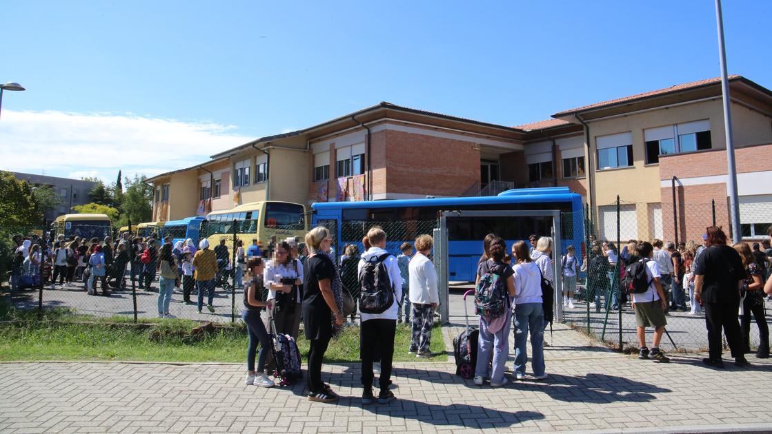 L’appello ai genitori degli alunni: “Sforzo di civiltà contro il traffico, evitate di intralciare bus e cancelli”