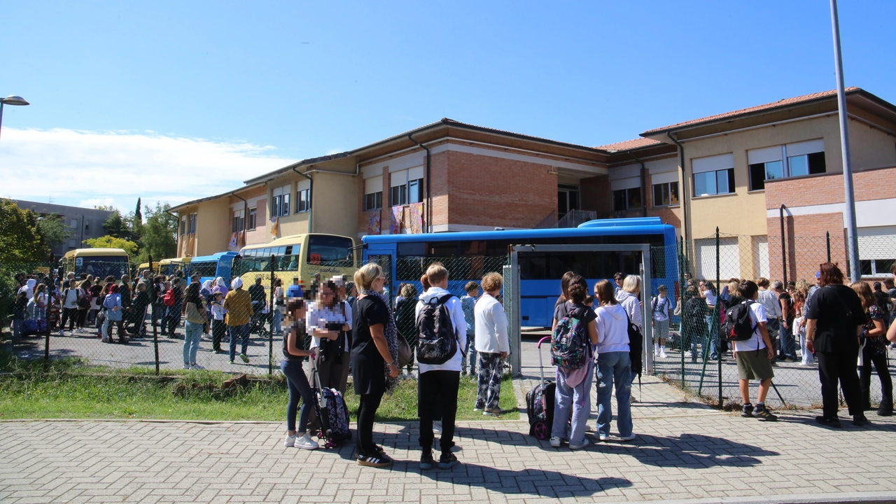 Gli studenti al rientro alla scuola Gandhi