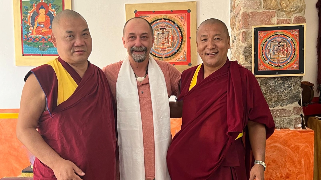 Carlo Galeotti del centro tibetano con due monaci