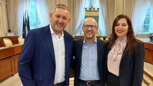 I due consiglieri di Fratelli di Italia Simone Frugoni e Mara Nicodemo con al centro il presidente provinciale del partito, Riccardo Giannoni