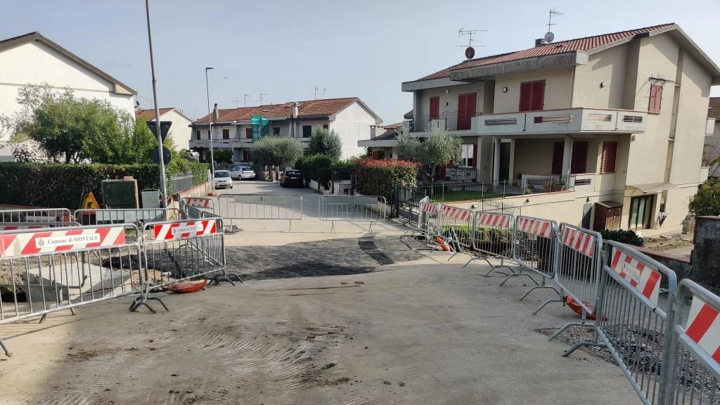 La via Ungaretti a Montale è stata riaperta dopo tre mesi di lavori per riparare una voragine. I lavori continueranno per sostituire la tubazione danneggiata.