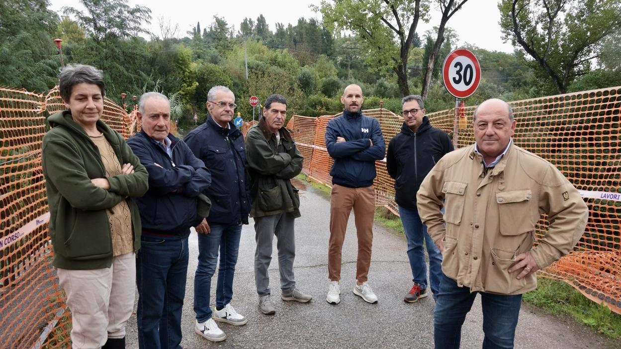 Un gruppo di residenti del Ponte dell’Asse, sotto la strada invasa dalle auto