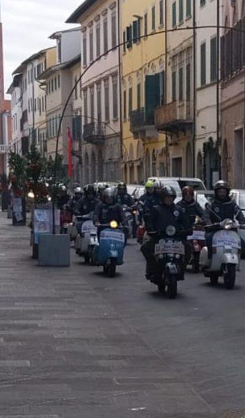 Montevarchi. I funerali di Bruno Dini con..le vespe