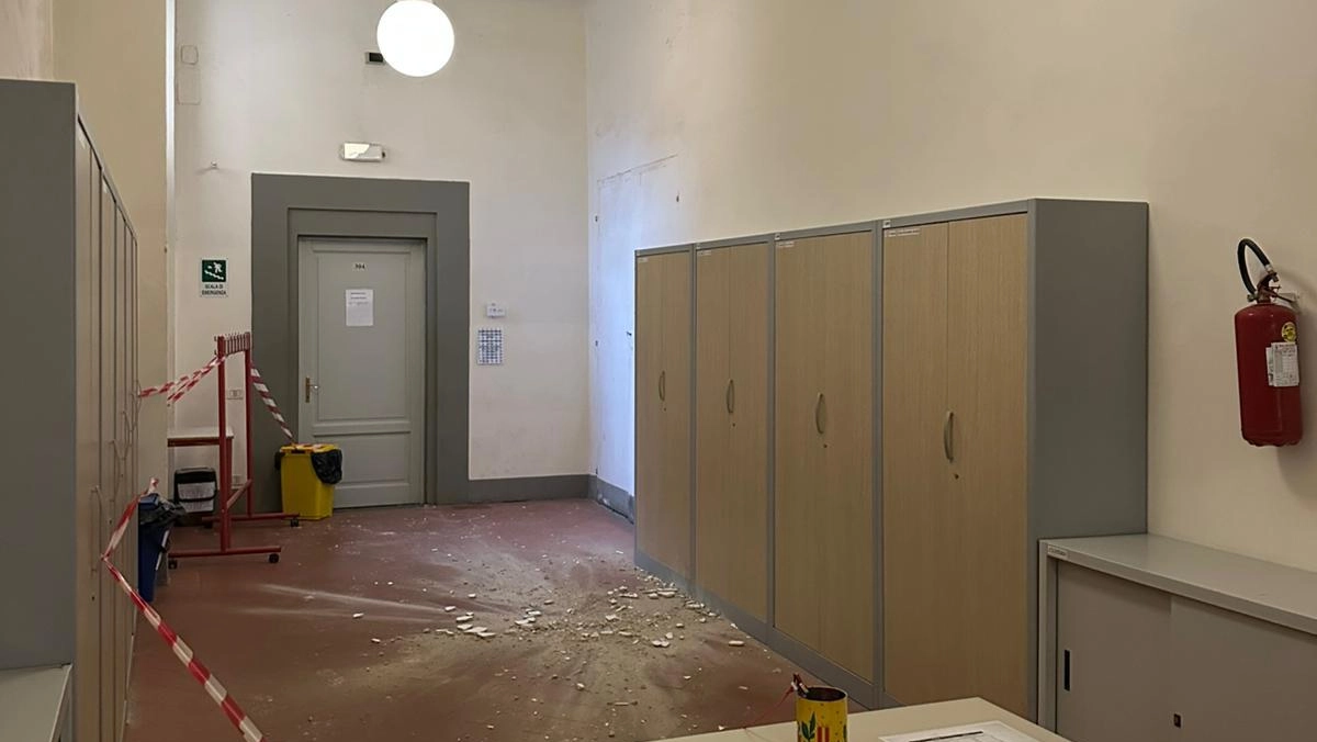 Per fortuna il distacco è avvenuto durante la notte. Gli studenti parlano anche di frequenti infiltrazioni. Ma quelle sarebbero dovute a un cantiere allestito in un palazzo a fianco. Da domani la ditta interverrà affinché l’acqua piovana non cada più direttamente sulle finestre dell’istituto