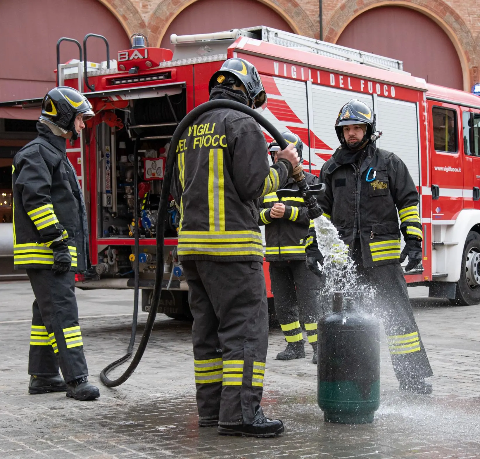 Accendono il camino, ma nella notte divampa un incendio. Tre persone intossicate