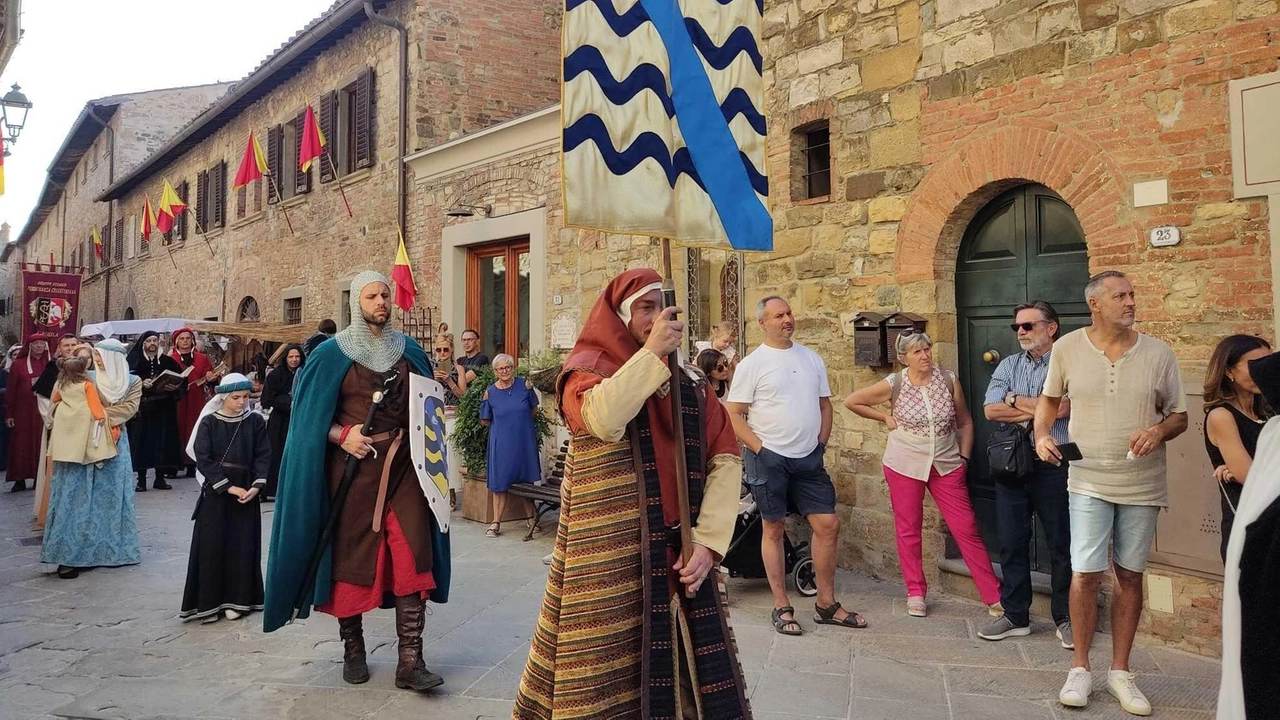 Tutto pronto per rievocazione nel castello. Tamburi, stendardi e colori: centinaia i volontari attesi