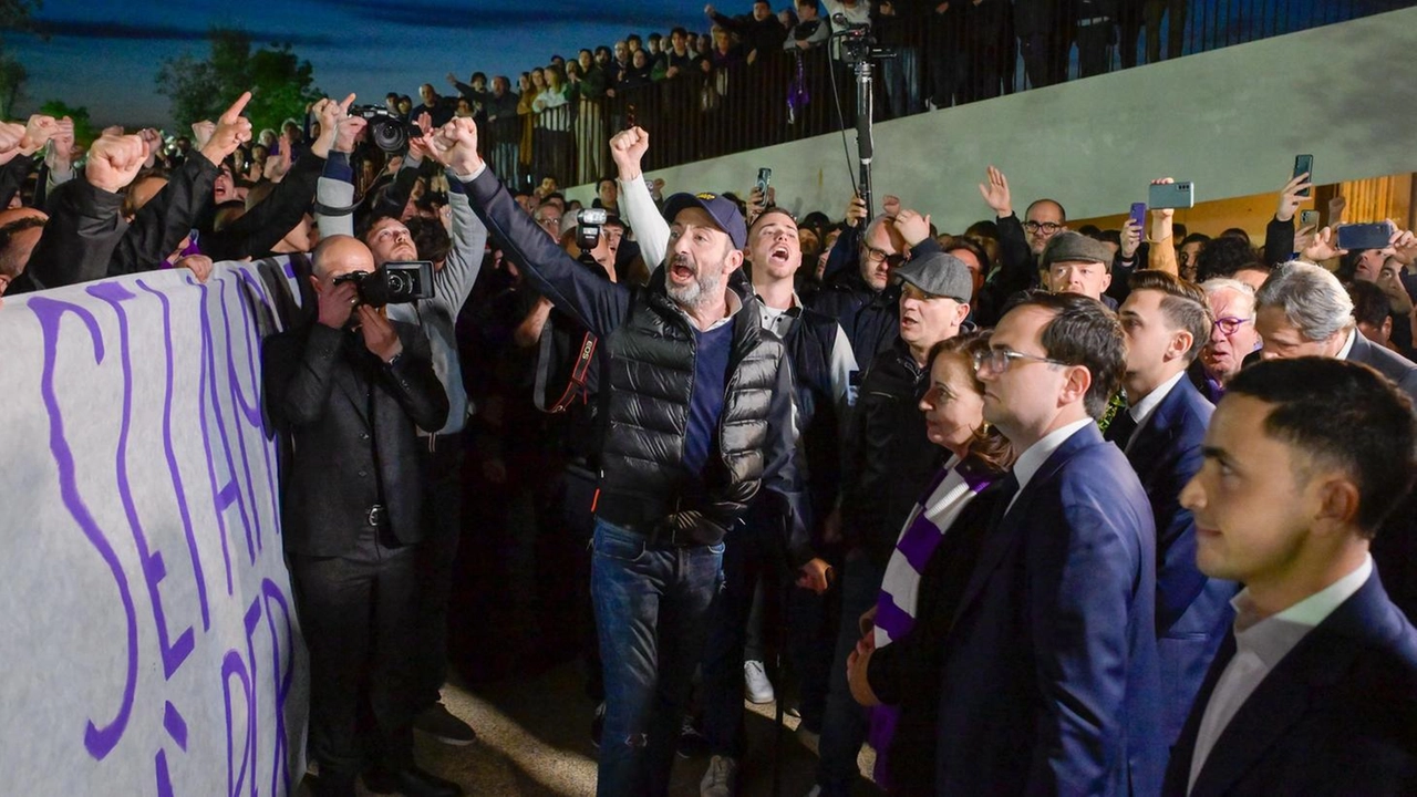 Applausi, striscioni e fumogeni: "Barone Joe, lo lo lo lo lo lo". Il Viola Park diventa uno stadio