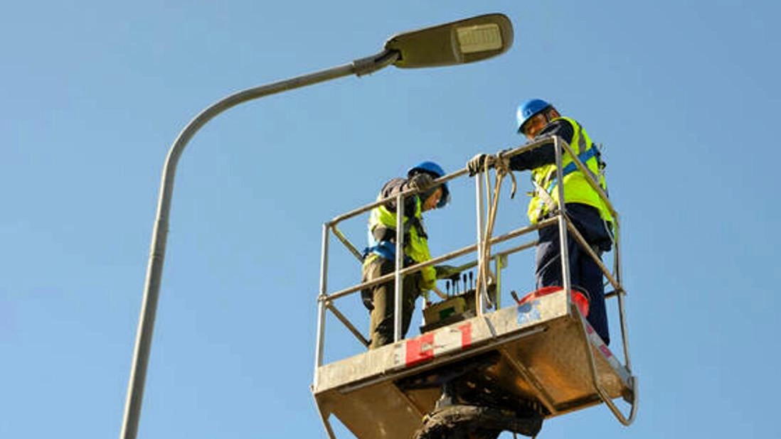 Tecnici della pubblica illuminazione impegnati nel lavoro di manutenzione Nuovi punte luce saranno installati in due aree del territorio comunale