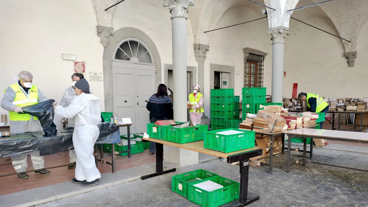 Protezione Civile metropolitana: salvataggio dei libri dell'Istituto Ernesto De Martino a Sesto Fiorentino