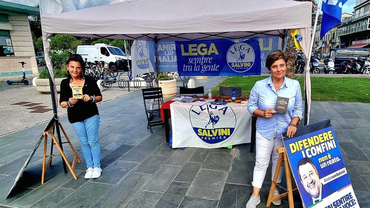 A Viareggio, oltre 360 cittadini firmano la petizione della Lega "Difendere i confini non è reato" in difesa di Matteo Salvini. L'iniziativa ha suscitato polemiche e ha visto anche nuove iscrizioni al partito.