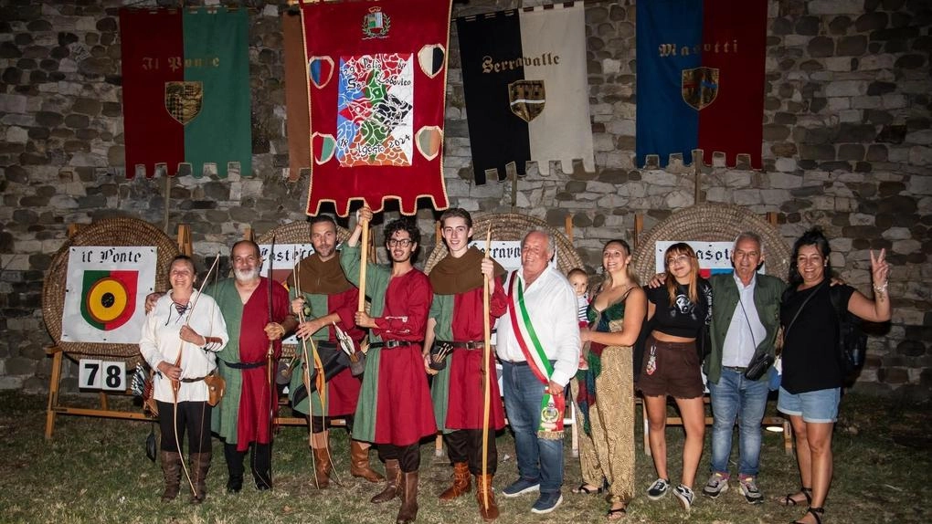 I vincitori del palio con il sindaco Lunardi. (Foto di Sandro Nerucci)