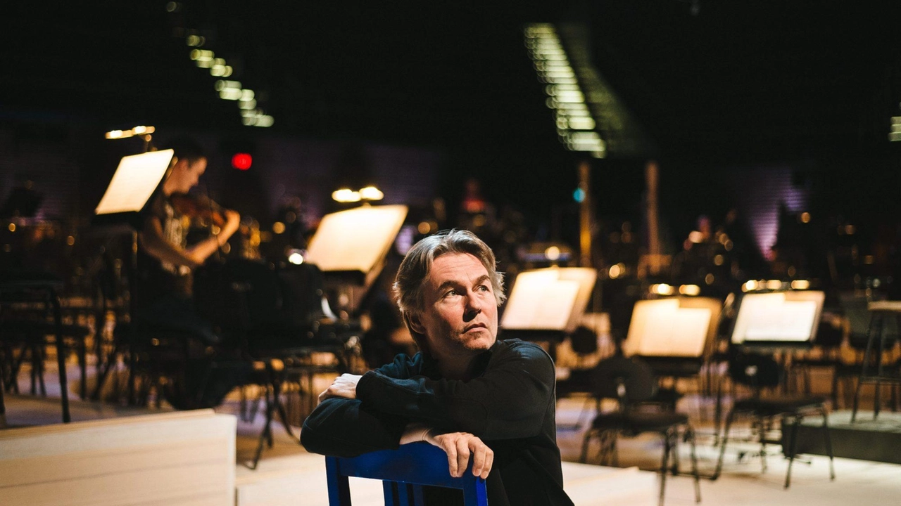 La Philharmonia Orchestra di Londra, diretta da Esa-Pekka Salonen, si esibirà al Teatro del Giglio di Lucca con un concerto imperdibile, incluso un "fuori programma" pucciniano. Un evento unico da non perdere.