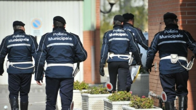 Una pattuglia della polizia municipale. Empoli conferma la chiusura anticipata per alcuni negozi problematici