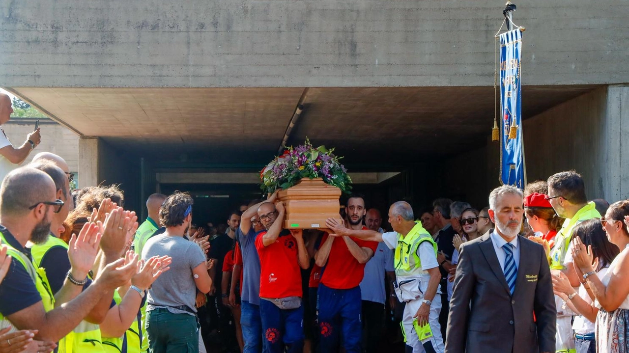 Tantissime persone ieri a Quinto hanno partecipato ai funerali di Bruno Bianchini, 60 anni, infermiere del 118 morto in un incidente