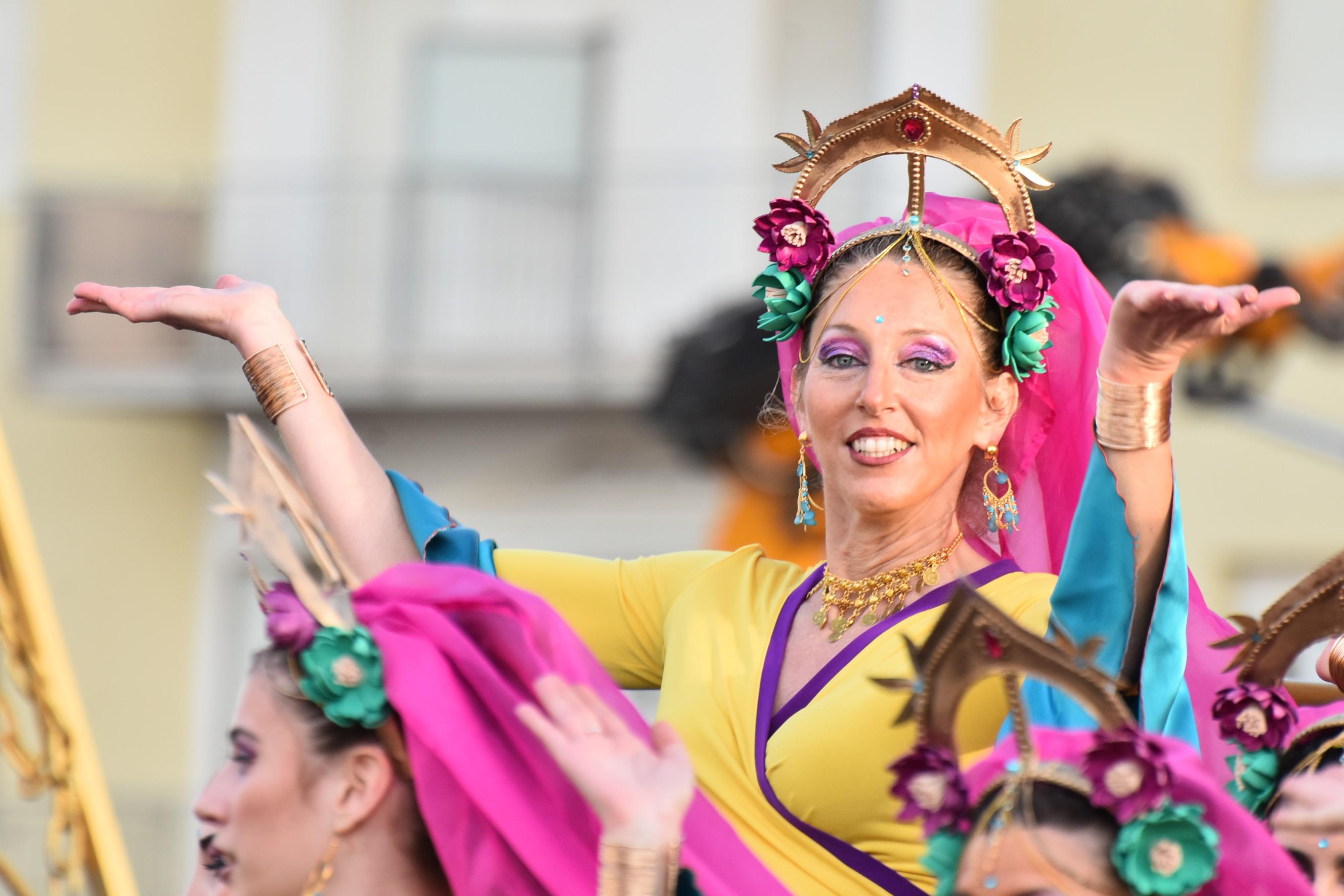 Carnevale di Follonica, migliaia di persone per la prima sfilata