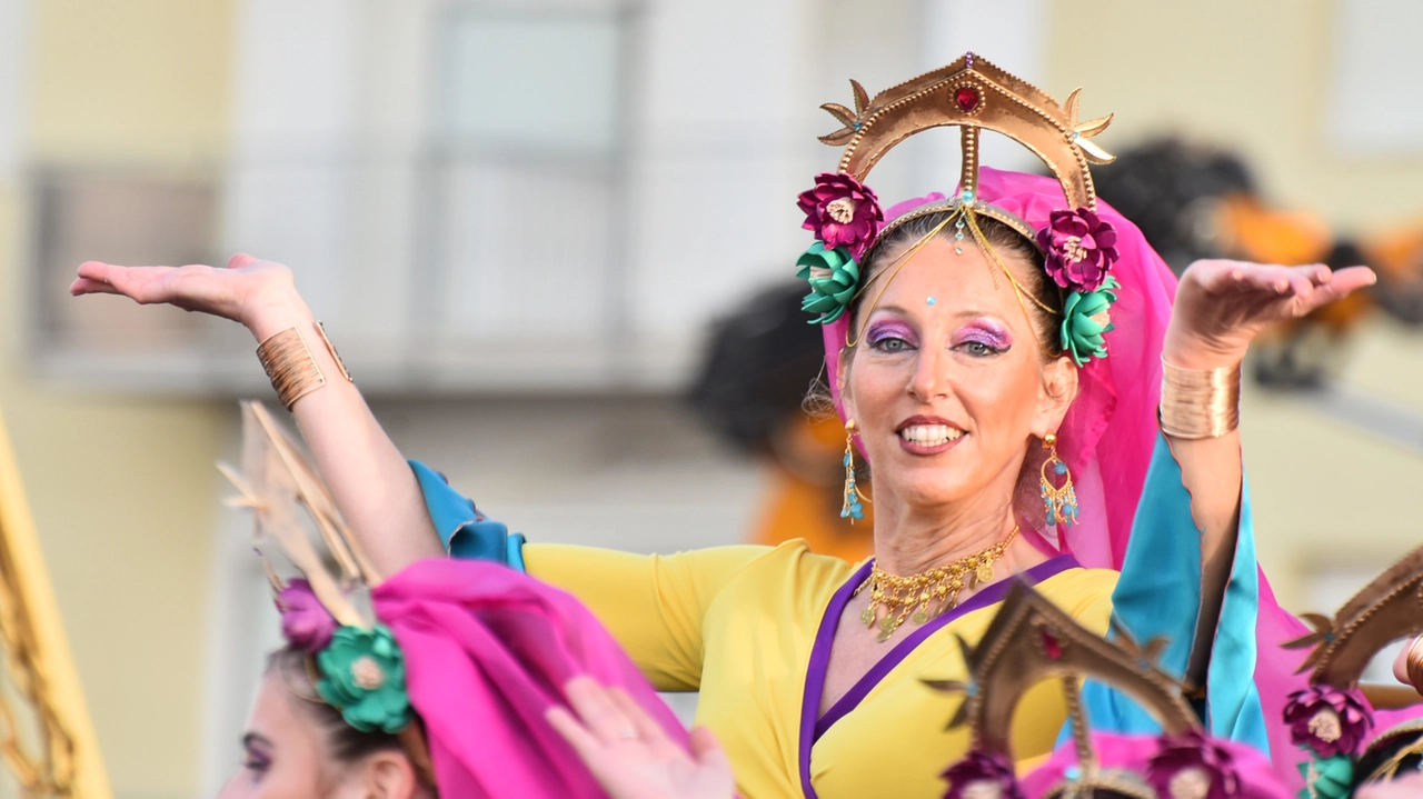 A Follonica è cominciato il carnevale 2025 (foto Agostini)