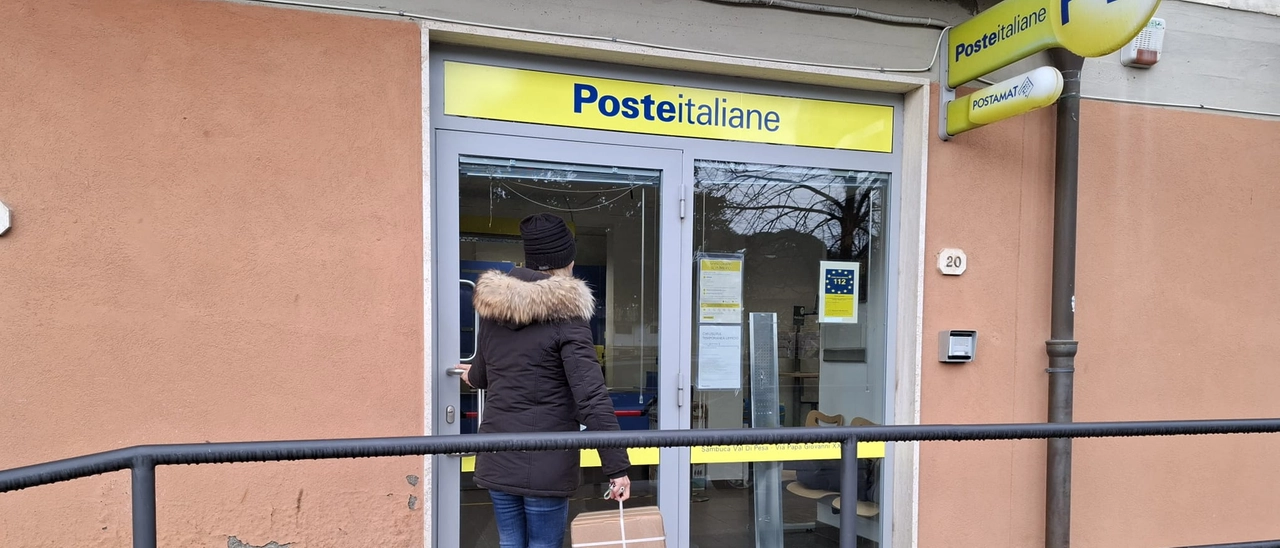 Terrore all’ufficio postale: irruzione dei rapinatori che portano via denaro