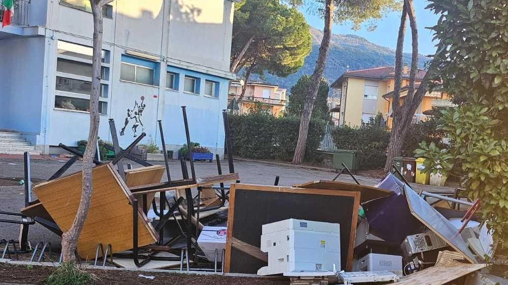 Il materiale della ’Parini’ dopo la chiusura della scuola