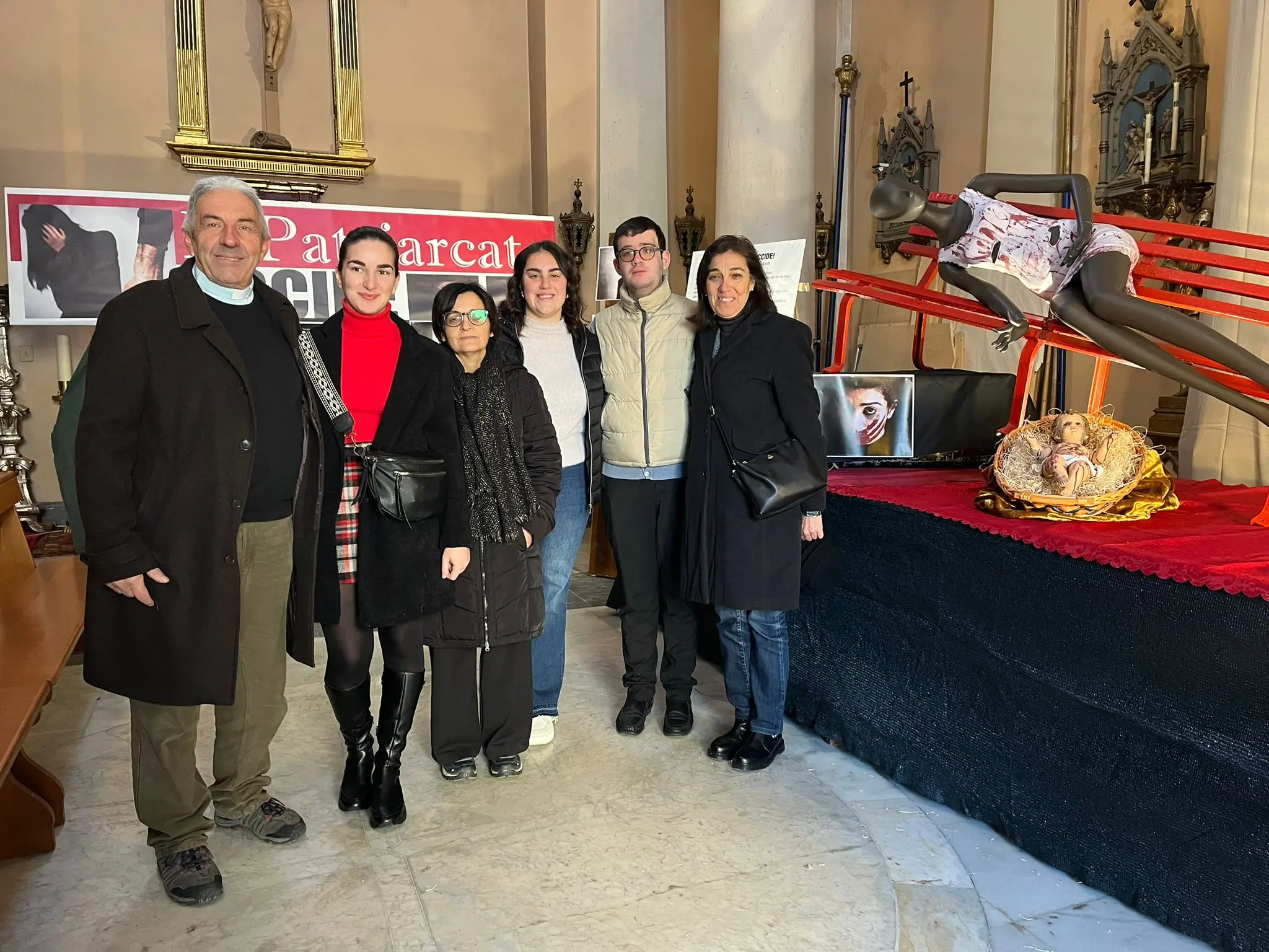 “Una panchina rossa al posto della capanna”