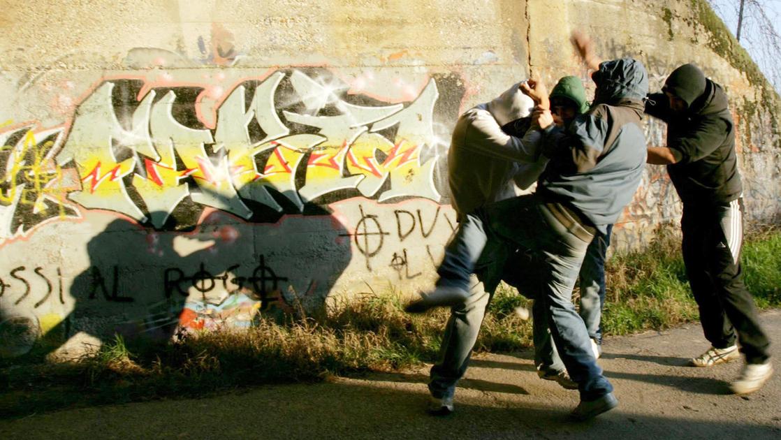 Baby gang, alunni nel mirino. Aggrediti e rapinati fuori scuola: “Adesso basta, abbiamo paura”