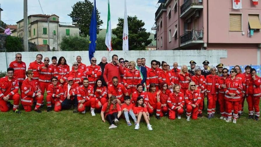 La squadra della Croce Rossa di Albiano impegnata nella raccolta fondi per Andrea