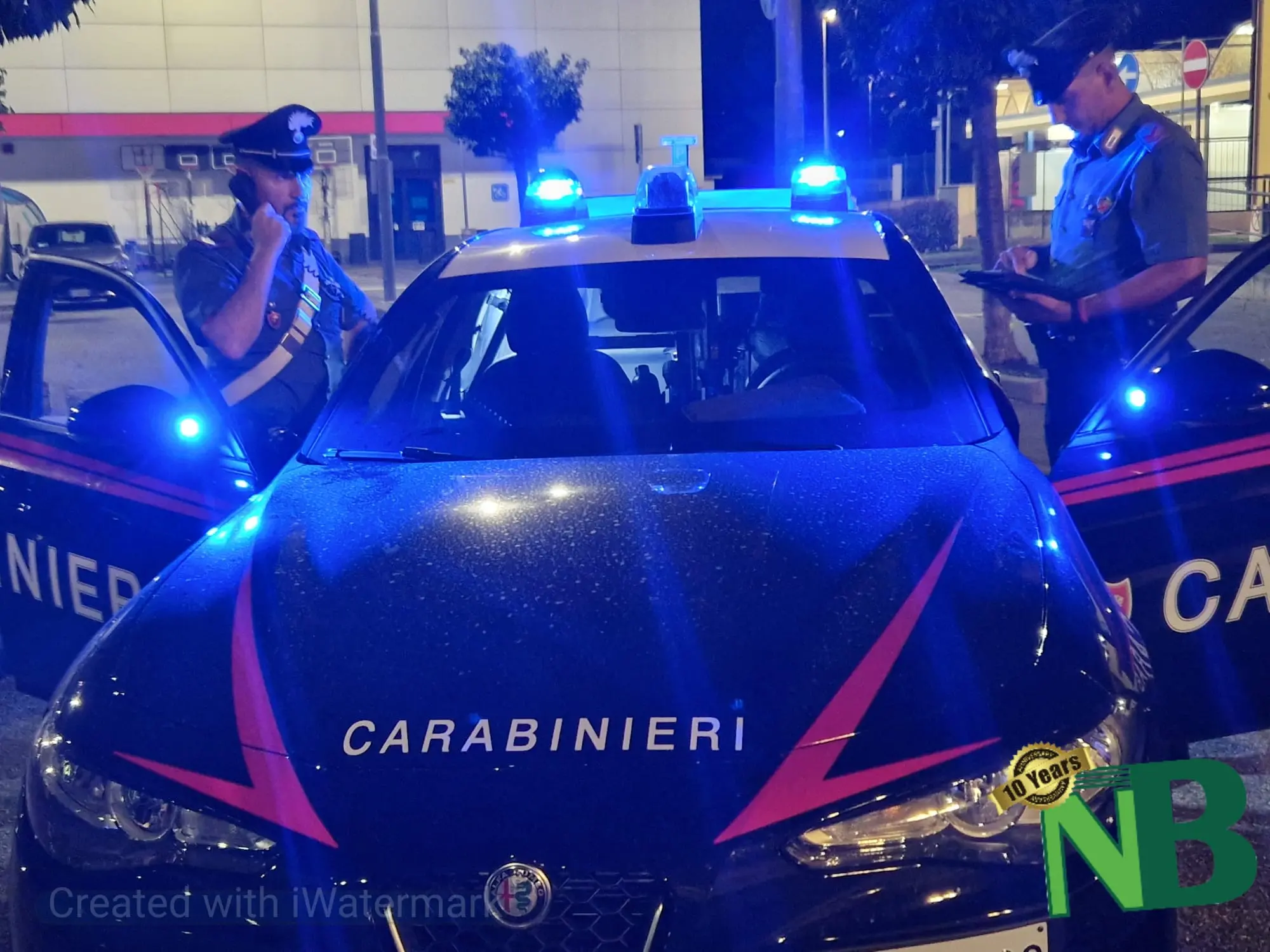 Ladro d’appartamento cerca di sfuggire ai carabinieri colpendoli con pugni e calci