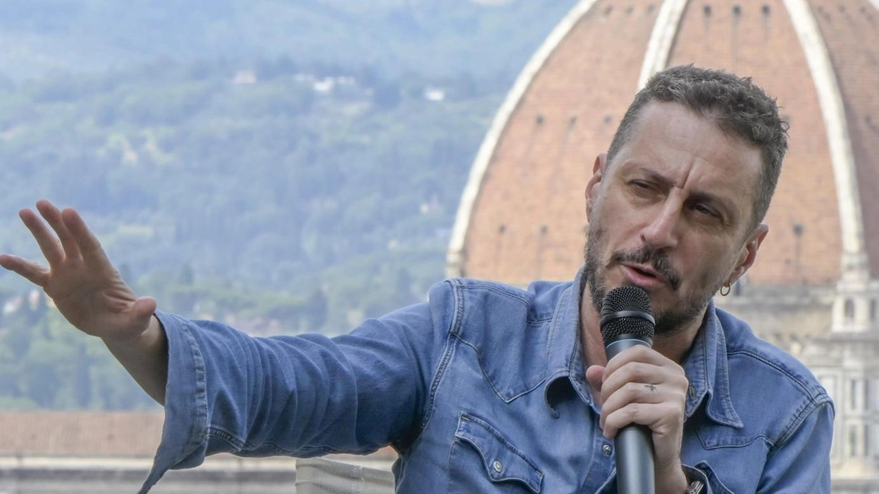 Questa sera (21) lo show ’Non hanno un amico ’dell’artista genovese "Racconto la mia generazione, la peggiore, e la confronto con le altre. Sono l’opposto di quello che appaio quando mi esibisco: un solitario".