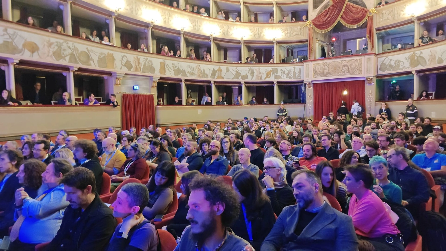 La platea del Teatro del Giglio durante la cerimonia di premiazione di Lucca Comics & Games