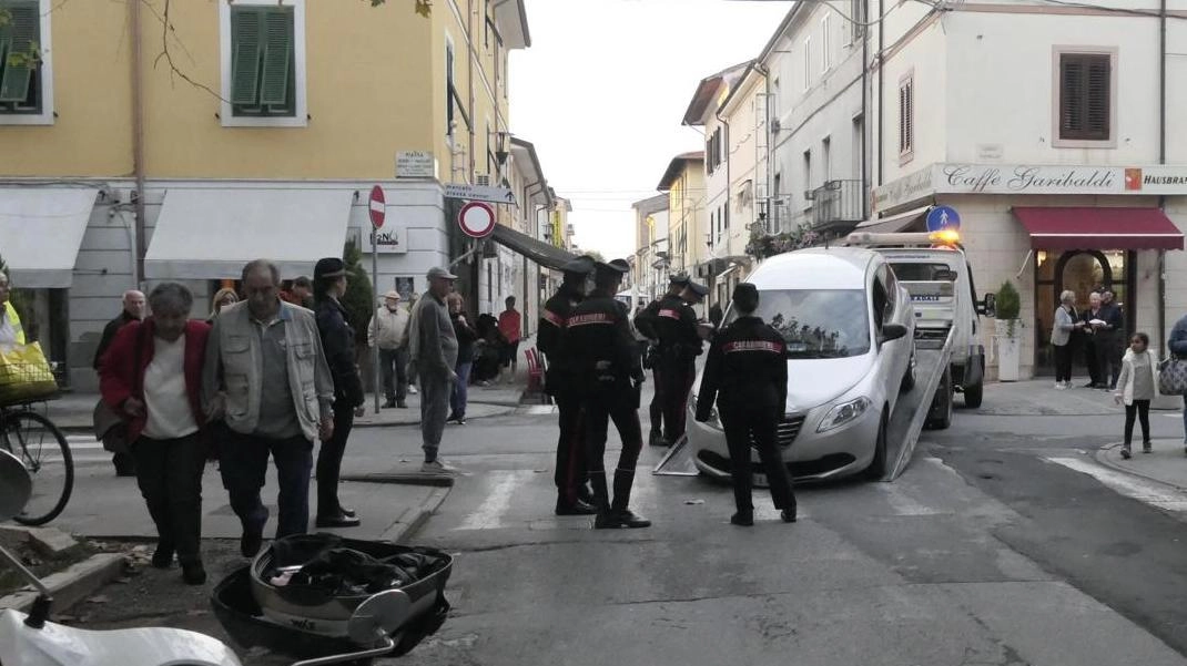 Folle fuga sull’auto rubata. È il panico in via Garibaldi